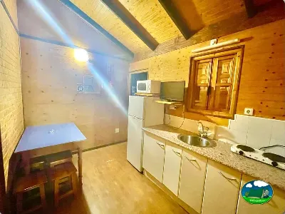 Cabaña interior con cocina y zona de estar del Camping Cabopino, Marbella (Málaga)