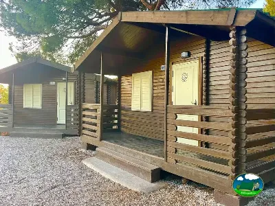 Cabaña de madera con terraza y porche del Camping Cabopino, Marbella (Málaga)