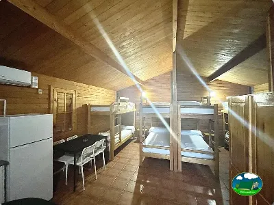 Tienda de acampada con literas y cocina del Camping Cabopino, Marbella (Málaga)