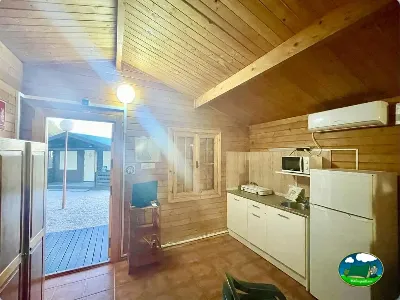 Cabaña interior cocina y salón del Camping Cabopino, Marbella (Málaga)
