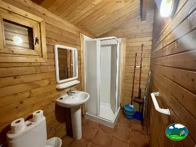 Cabaña interior baño con ducha del Camping Cabopino, Marbella (Málaga)