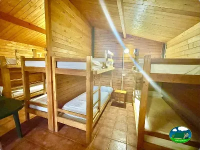 Cabaña interior con literas de madera del Camping Cabopino, Marbella (Málaga)