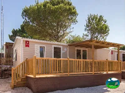 Mobil-home con terraza de madera y vistas a la vegetación del Camping Cabopino, Marbella (Málaga)