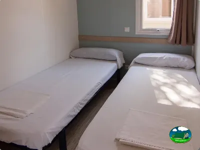 Mobil-home con dos camas individuales del Camping Cabopino, Marbella (Málaga)