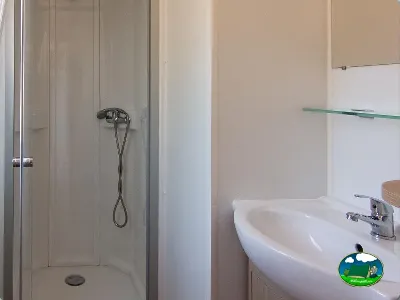 Aseos con ducha y lavabo del Camping Cabopino, Marbella (Málaga)