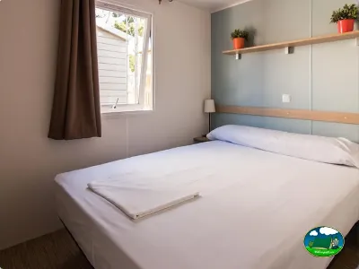Mobil-home dormitorio con cama doble y luz natural del Camping Cabopino, Marbella (Málaga)