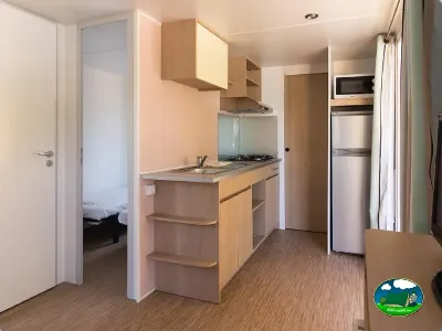 Mobil-home interior con cocina y dormitorio del Camping Cabopino, Marbella (Málaga)