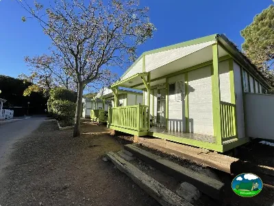 Bungalow con terraza y porche verde del Camping Cabopino, Marbella (Málaga)