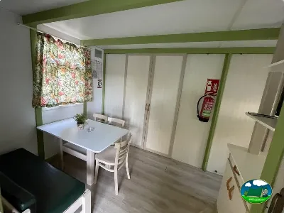 Mobil-home interior con zona de comedor y armarios del Camping Cabopino, Marbella (Málaga)