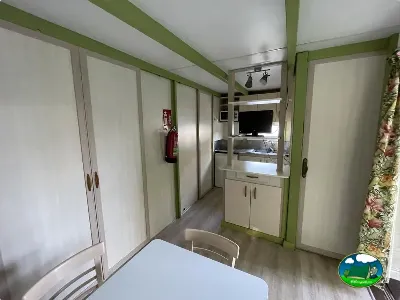Mobil-home interior cocina y salón del Camping Cabopino, Marbella (Málaga)