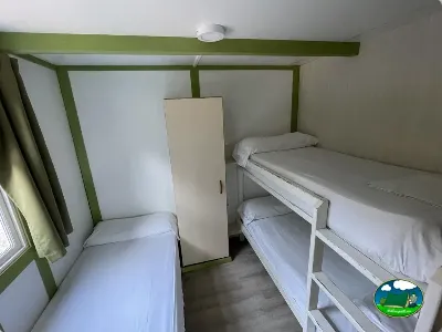 Interior mobil-home con literas del Camping Cabopino, Marbella (Málaga)