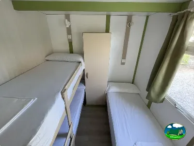 Mobil-home interior con dos camas individuales del Camping Cabopino, Marbella (Málaga)