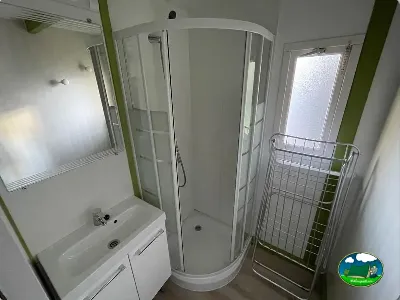 Aseos con ducha y lavabo del Camping Cabopino, Marbella (Málaga)