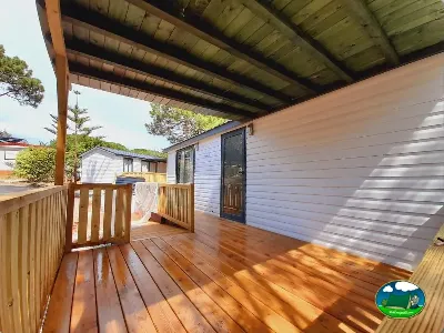 Mobil-home con terraza cubierta y vistas al recinto del Camping Cabopino, Marbella (Málaga)