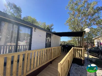 Mobil-home con terraza y toldo del Camping Cabopino, Marbella (Málaga)