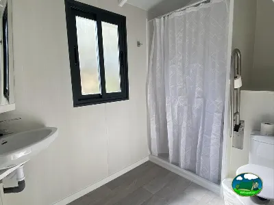 Mobil-home interior con ducha y lavabo del Camping Cabopino, Marbella (Málaga)