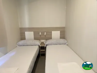 Mobil-home con dos camas individuales del Camping Cabopino, Marbella (Málaga)