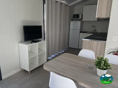 Mobil-home interior con cocina y zona de estar del Camping Cabopino, Marbella (Málaga)