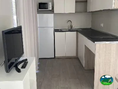 Mobil-home cocina y zona de estar del Camping Cabopino, Marbella (Málaga)