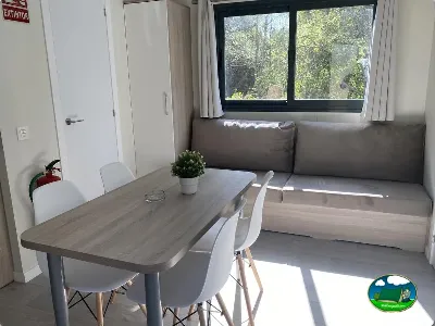 Mobil-home interior con salón y vistas a la montaña del Camping Cabopino, Marbella (Málaga)