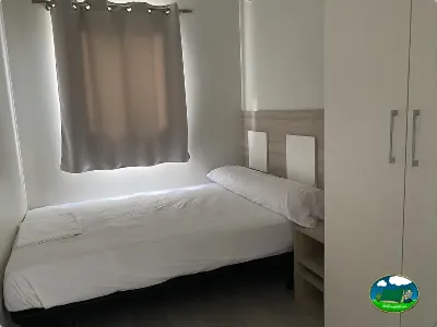 Mobil-home interior con cama doble y almacenaje del Camping Cabopino, Marbella (Málaga)