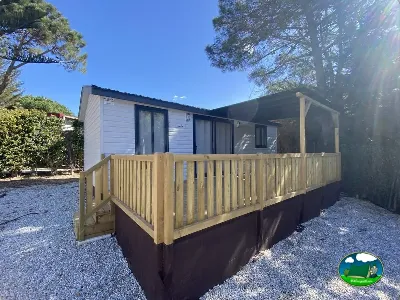 Mobil-home con terraza de madera del Camping Cabopino, Marbella (Málaga)
