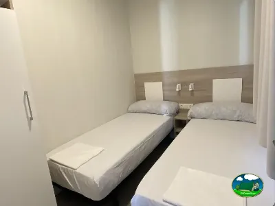Habitación con dos camas individuales del Camping Cabopino, Marbella (Málaga)