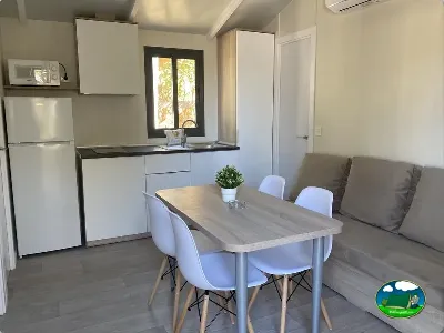 Mobil-home con cocina y zona de comedor del Camping Cabopino, Marbella (Málaga)