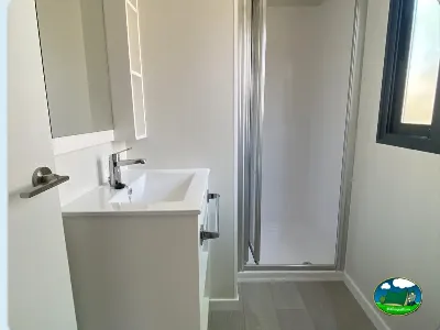 Mobil-home baño con ducha y lavabo del Camping Cabopino, Marbella (Málaga)