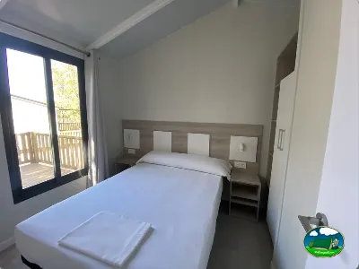 Mobil-home dormitorio con cama doble y terraza del Camping Cabopino, Marbella (Málaga)
