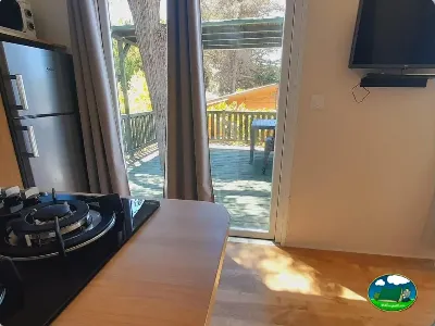 Mobil-home con cocina, terraza y vistas al bosque del Camping Cabopino, Marbella (Málaga)