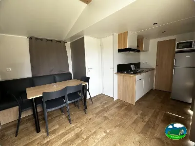 Mobil-home interior con cocina y zona de comedor del Camping Cabopino, Marbella (Málaga)