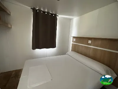 Interior mobil-home con cama doble del Camping Cabopino, Marbella (Málaga)