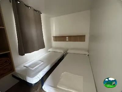 Mobil-home interior con camas dobles del Camping Cabopino, Marbella (Málaga)