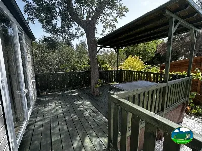 Parcela con terraza cubierta y arbolado del Camping Cabopino, Marbella (Málaga)
