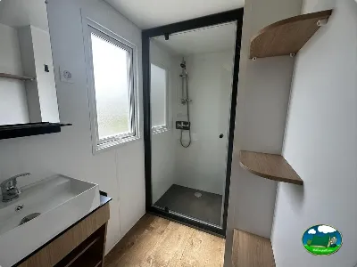 Glamping cuarto de baño con ducha del Camping Cabopino, Marbella (Málaga)
