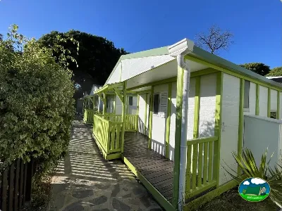 Mobil-home con terraza y jardín privado del Camping Cabopino, Marbella (Málaga)