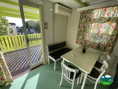 Mobil-home con terraza y zona de estar del Camping Cabopino, Marbella (Málaga)