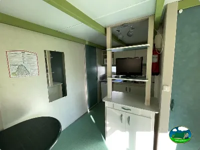 Mobil-home interior con cocina y área de estar del Camping Cabopino, Marbella (Málaga)