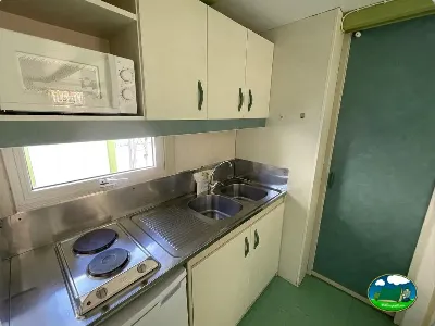 Cocina mobil-home con estufa y fregadero del Camping Cabopino, Marbella (Málaga)