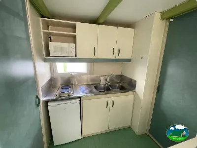 Mobil-home cocina equipada con horno y fregadero doble del Camping Cabopino, Marbella (Málaga)