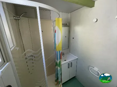 Aseos con ducha y lavabo del Camping Cabopino, Marbella (Málaga)