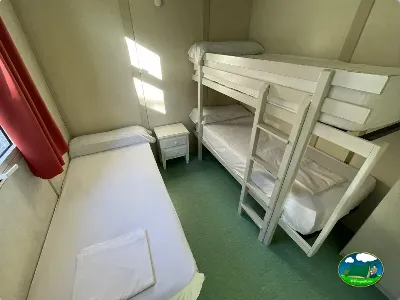 Tienda de acampada interior con camas literas y cama individual del Camping Cabopino, Marbella (Málaga)