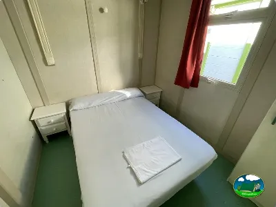 Mobil-home dormitorio con cama doble del Camping Cabopino, Marbella (Málaga)