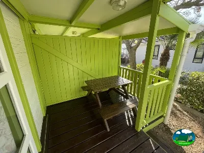 Bungalow con terraza y zona de estar del Camping Cabopino, Marbella (Málaga)