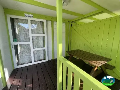 Mobil-home con terraza y mesa de picnic del Camping Cabopino, Marbella (Málaga)