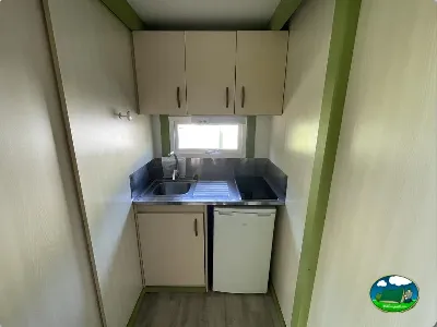 Cocina mobil-home con fregadero y nevera del Camping Cabopino, Marbella (Málaga)