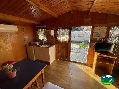 Cabaña interior con cocina y zona de estar del Camping Cabopino, Marbella (Málaga)