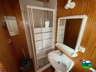 Cuarto de baño interior con ducha del Camping Cabopino, Marbella (Málaga)