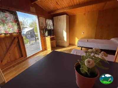 Cabaña interior con camas y terraza del Camping Cabopino, Marbella (Málaga)